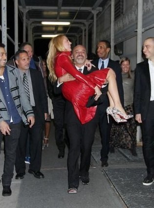 Christian Louboutin scherza con la bella Blake Lively al party di Barneys a New York