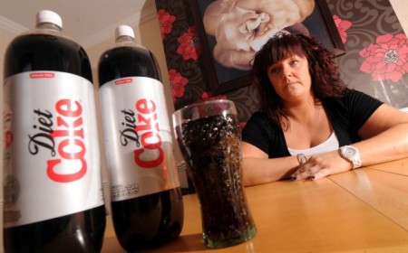 Un uomo e una mamma inglesi affetti da dipendenza da Coca light, e c’è davvero poco da ridere