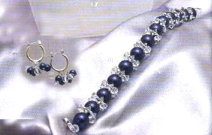 Orecchini e bracciale con perle blu scuro e cristalli