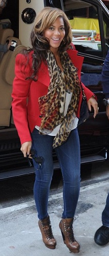 Beyonce Knowles con un favoloso foulard animalier di Alexander McQueen