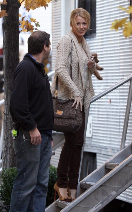 Blake Lively con handbag “Miss Sicily” e le pumps “Alex” di Louboutin a zampa di leone!