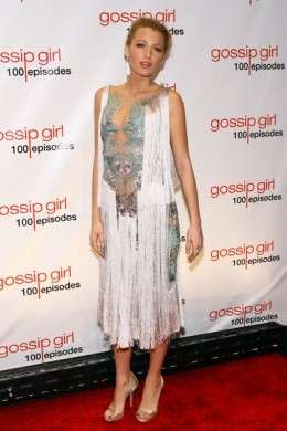 Blake Lively festeggia i primi 100 episodi di Gossip Girl con un incantevole abito Marchesa