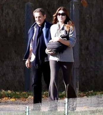 Prima uscita pubblica per Giulia Sarkozy, passeggiata a Versailles con mamma e papà!