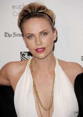 Una sensuale Charlize Theron a New York sfoggia un look davvero mozzafiato