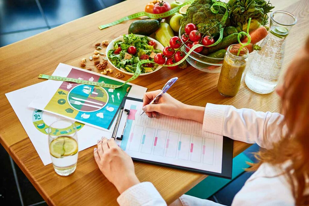 Nutrizionista che sta compilando una dieta ricca di nutrienti