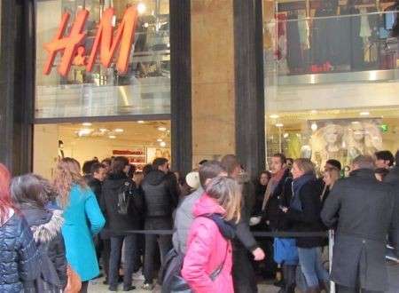 Versace for H&M finalmente nei negozi, le foto dello store di Milano in esclusiva per voi
