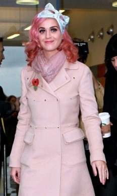 Katy Perry indossa un cappottino chic firmato Valentino, foto del look!