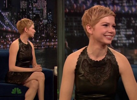 Michelle Williams con un abito in pelle di Valentino al Late Night With Jimmy Fallon