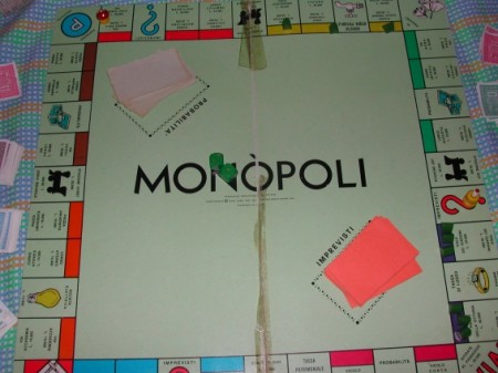 Realizziamo un Monopoli fai da te, per giocare con i bambini ad un classico gioco di società!