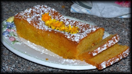 Cucinare con i fiori, un dolce alla calendula: prepariamo la ricetta del plumcake