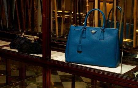 Borse tote colorate tra i nuovi arrivi di Prada, le foto della linea Galleria