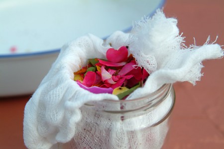 Come creare un profumo per la casa fai da te: prepariamo insieme un infuso di fiori!