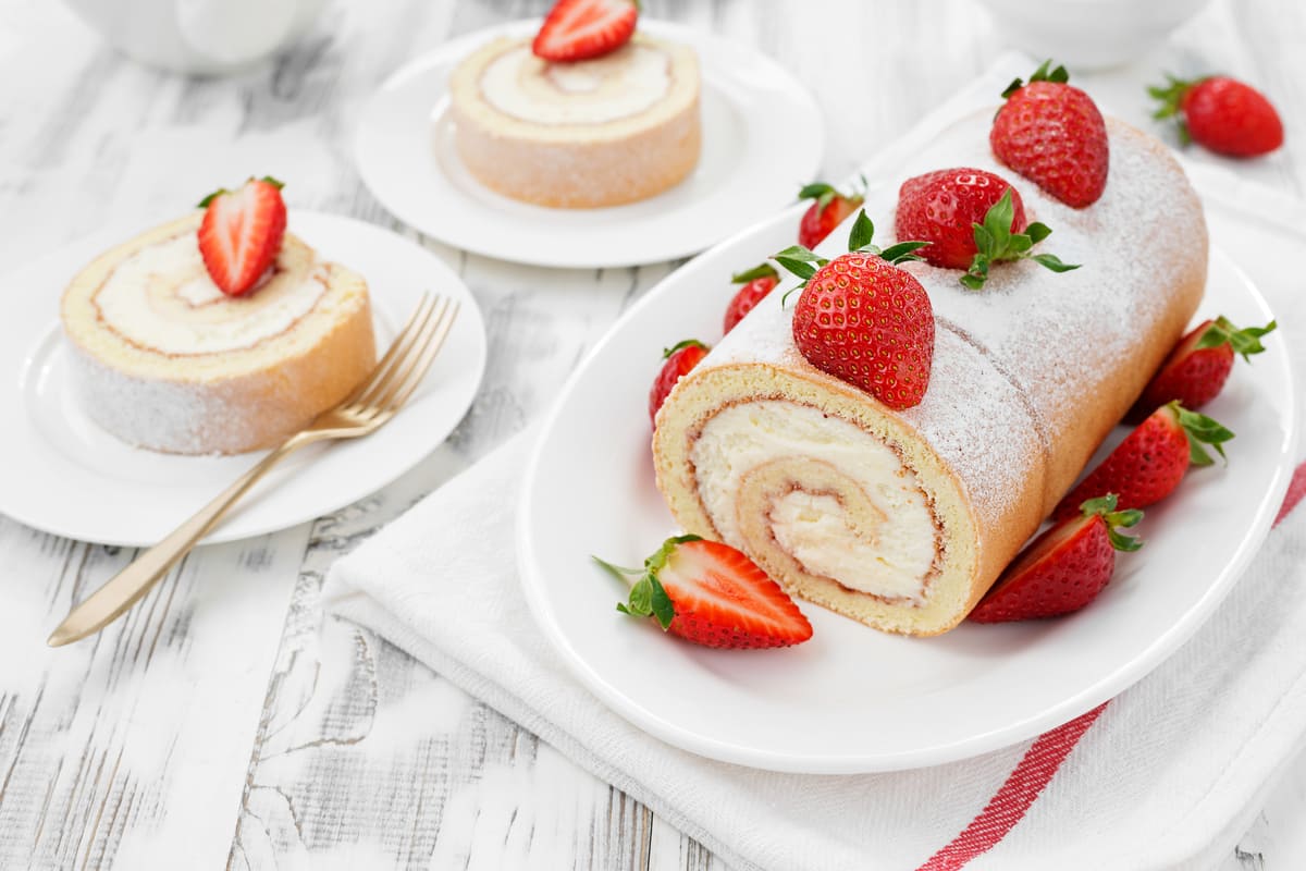 rotolo dolce con ripieno di panna e fragole