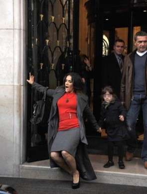 Salma Hayek scivola dai tacchi, ma non può comunque farne a meno!