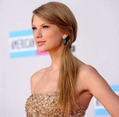 Ciglia finte lunghissime per Taylor Swift, un po’ troppo?