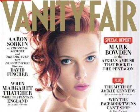Capelli rossi e pose seducenti per Scarlett Johansson sulla cover di Vanity Fair Usa