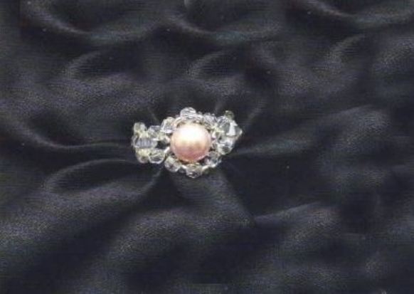 Bijoux fai da te, lo schema per realizzare un anello di perline rosa