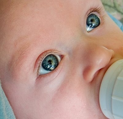 Perché e quando i neonati cambiano colore degli occhi
