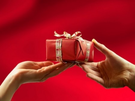 Come ti riciclo i regali non graditi, italiani campioni di re-gifting