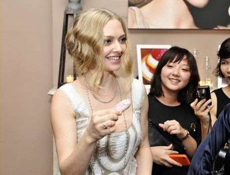 Alberta Ferretti veste Amanda Seyfried, nuova testimonial Shiseido, foto del look