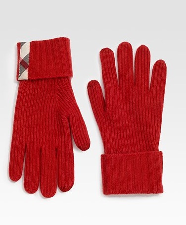 Gli stilosi guanti Burberry in lana rossa per un Natale classico ma glam