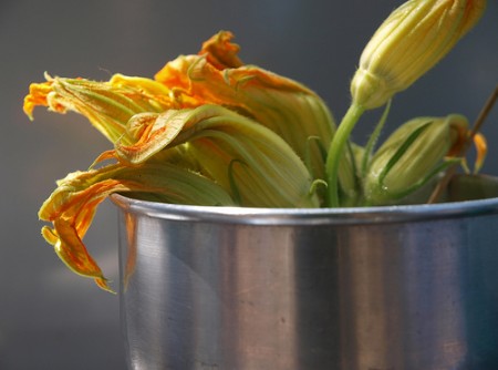 Ricette con i fiori, una calda zuppa ai fiori di zucca perfetta per l’inverno