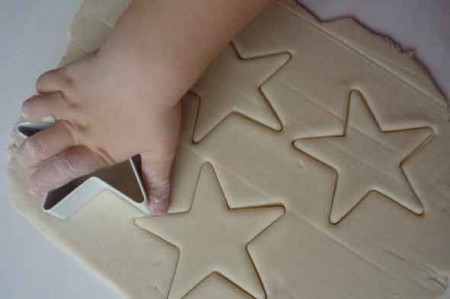 Decorazioni natalizie con la pasta di sale e le formine dei biscotti: lavoretti per bambini e mamme