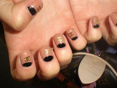 Decorazioni unghie, la nail art dedicata alla maison Chanel