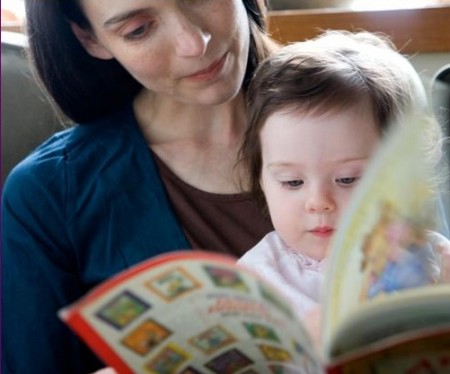 Ai bambini si possono leggere le favole già dai sei mesi di vita