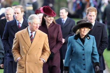 Kate Middleton alla messa di Natale con un cappellino color prugna