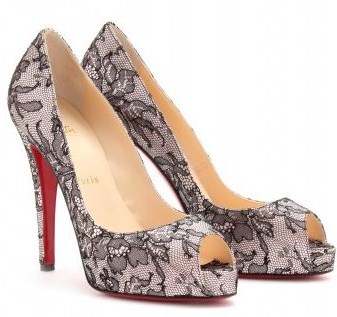Scarpe per Capodanno, le pumps “Very Privé” di Christian Louboutin in satin e pizzo
