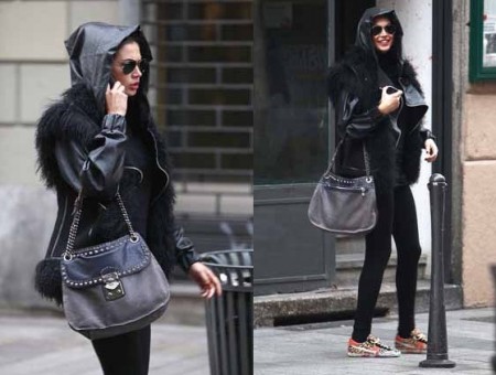 Il look di Melissa Satta con borsa borchiata Miu Miu
