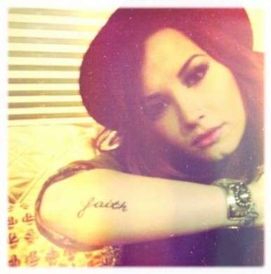 Tatuaggi vip: Demi Lovato mostra il nuovo tattoo su Twitter