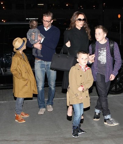 Victoria Beckham con un cappotto frou frou della sua collezione invernale