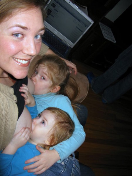 FB “censura” foto di una mamma che allatta, ma lei denunica il social network