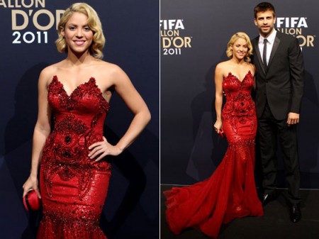 Shakira bellissima in rosso alla premiazione per il “Pallone d’oro”
