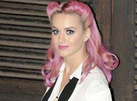Katy Perry designer di ciglia finte per dimenticare Russell Brand?