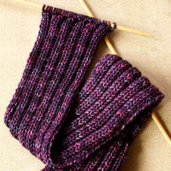Lavori a maglia per creare una sciarpa molto particolare [FOTO]