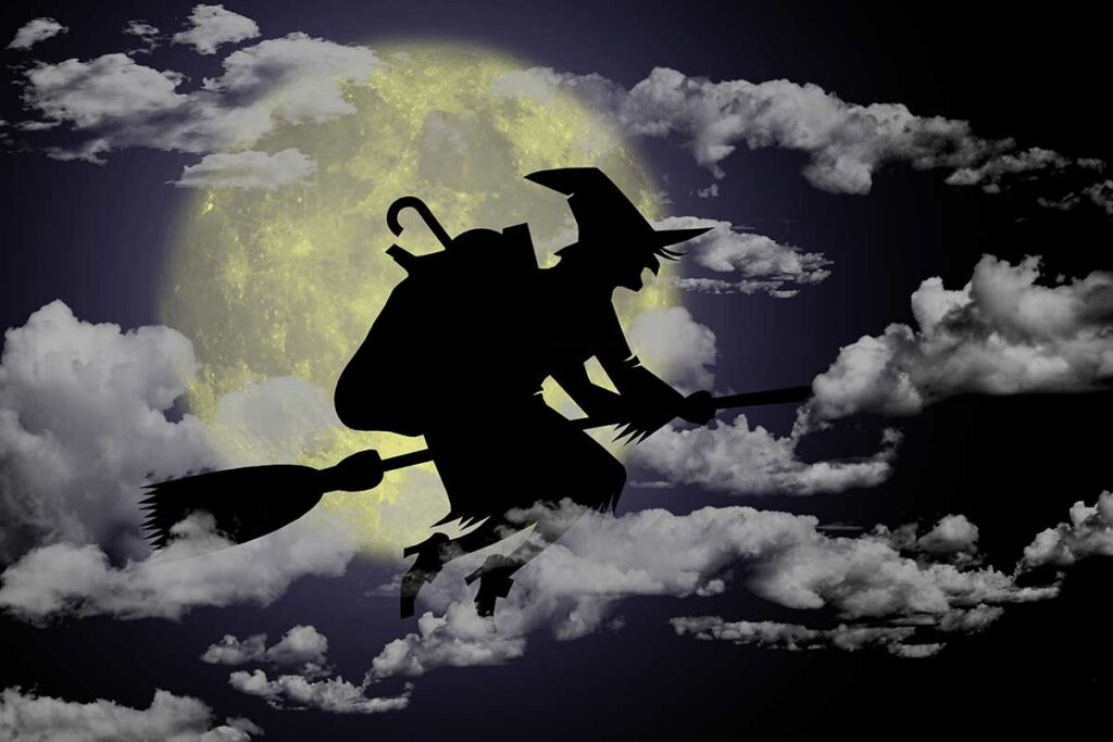 silhouette befana con nuvole e luna