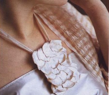 Bijoux fai da te: realizza una collana in petali di madreperla