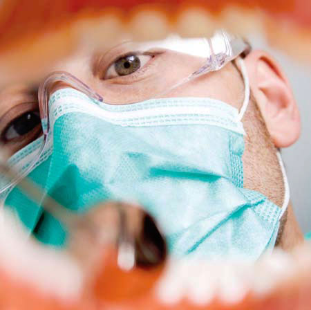 Curava i denti per strada su uno studio ambulante, ma era un falso dentista