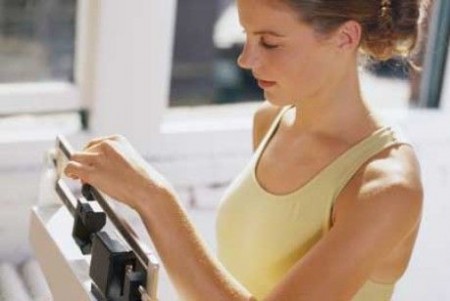 Peso corporeo, le donne barano sui chili di troppo