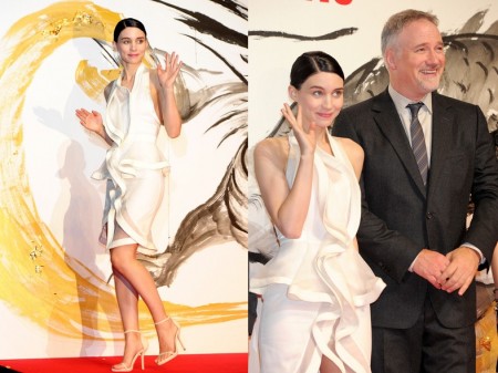 Rooney Mara con un abito Givenchy per la premiere di “The Girl With The Dragon Tattoo” in Giappone