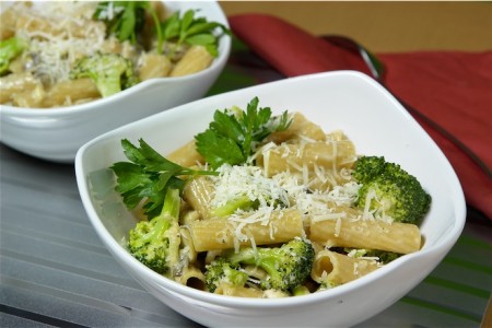 La ricetta light della pasta con broccoli e crescenza