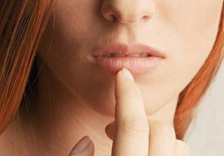 Consigli e piccoli trucchi per nascondere l’herpes labiale ed essere bellissime