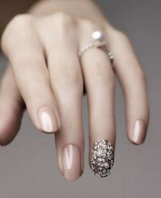 La jewelry nail art è la nuova moda preziosa per le unghie