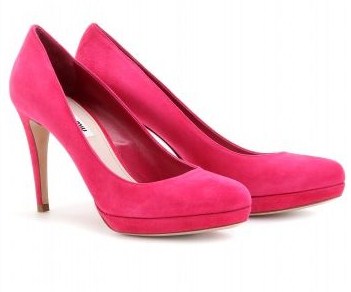Scarpe rosa shocking anche per Miu Miu, le dècolletès in suede dalla nuova collezione