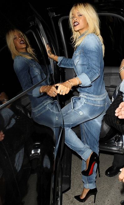 Rihanna bionda ci propone un look total denim Armani Jeans e decolletes Louboutin