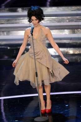 Sanremo 2012, abiti e look delle cantanti in gara nella prima serata