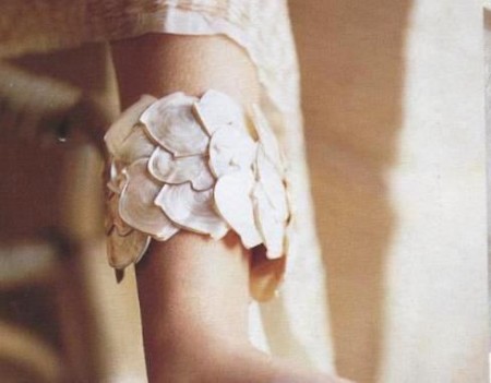 Gioielli fai da te: crea un bracciale con petali di madreperla